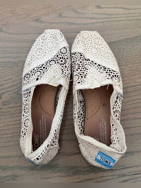 TOMS Sz 7.5 Slip Ons